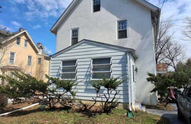 Quiet Responsible Household second floor bedroom for rent Gallery 3