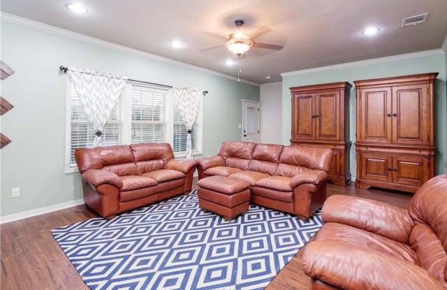 August 2027 Move In! Beautiful 3 Bed, 3.5 Bath Townhome! Gallery 4