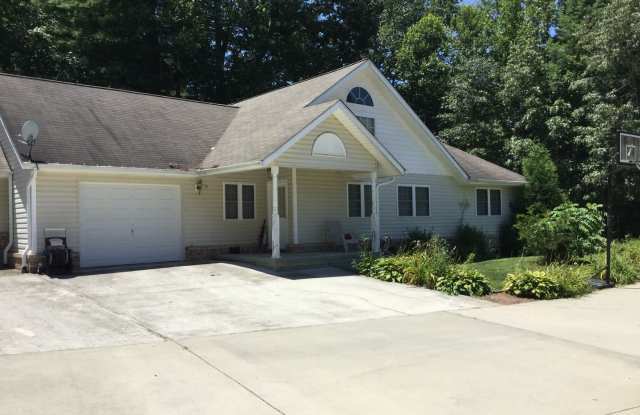2 Bedroom in amazing location!! Gallery 1
