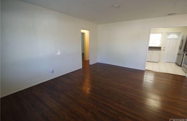 5904 Jamieson Avenue Gallery 3