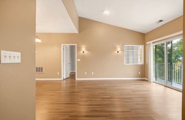 2 Bedroom Condo in Great HOA Community!! Gallery 4