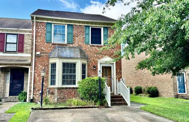 RENOVATED Townhome! Available 09-20-24! Pet Friendly w/Fenced Yard! Better than New! - 4809 Ashbury Lane, Virginia Beach, VA 23462