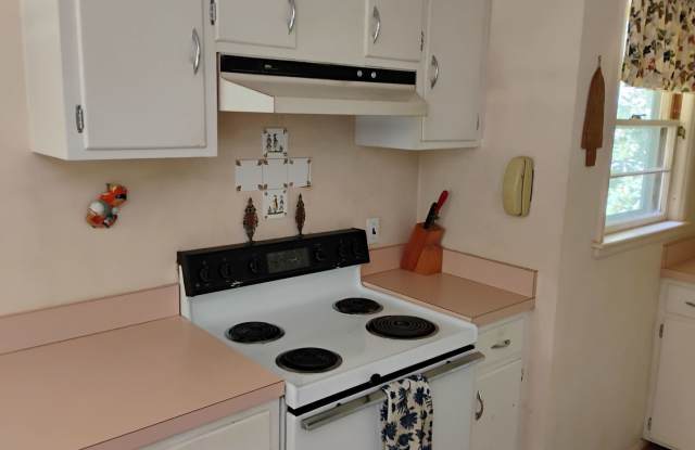 Spacious Furnished 3-4 Bedroom Home Near Dartmouth Gallery 3