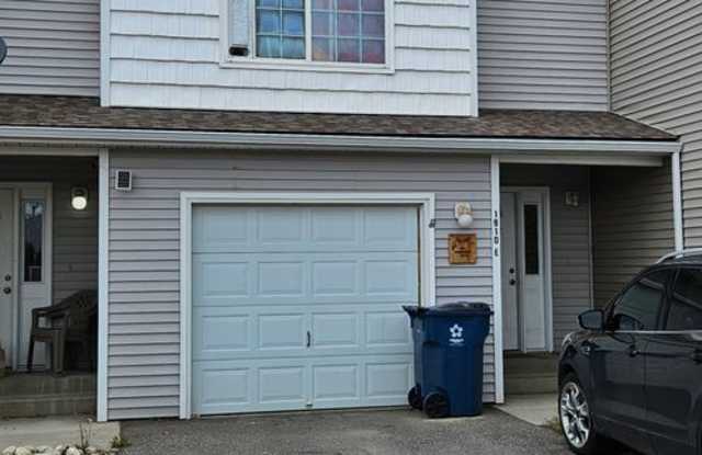 Townhome with 3 bedrooms and garage!  New paint and flooring! photos photos