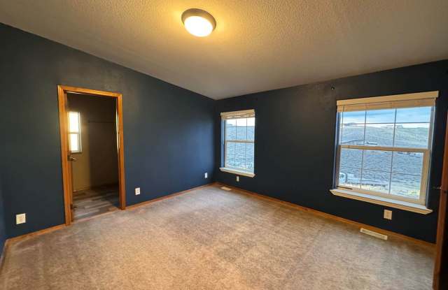 3 Bedroom/2 Bathroom Home with Utilities included Gallery 3