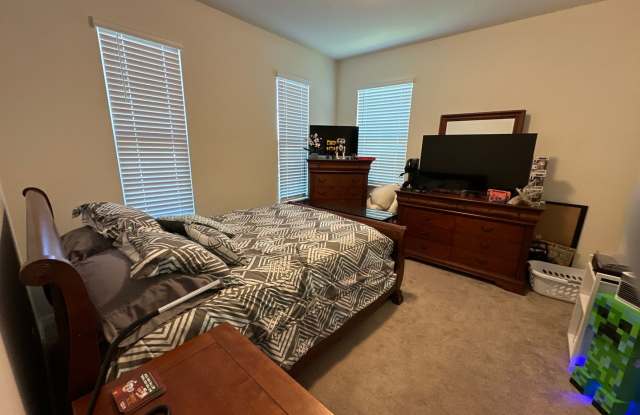 UNFURNISHED Amazing 4-Bedroom, 3-Bathroom, 2-Car garage with a Fenced in back yard. Gallery 3