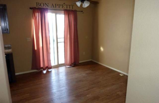 Cute & Clean 3 bedroom Townhome in the Heights Gallery 1