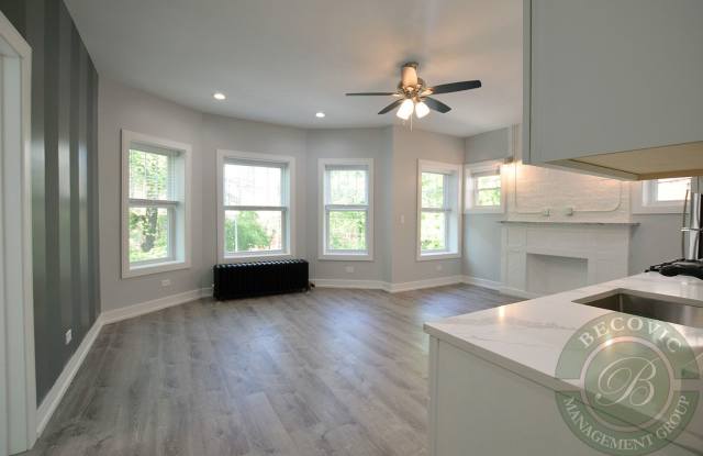 1055 W Glenlake Ave photos photos
