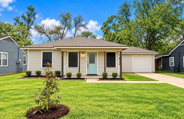 Beautiful 2/1/1 w/ study in Angleton!! Very Cute Home ! Gallery 1