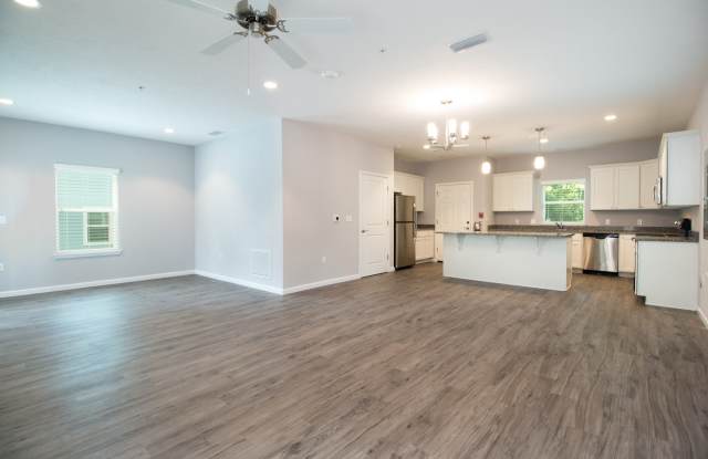 Beautiful 6 Bedroom House - Walk to UF & Sorority Row Gallery 4