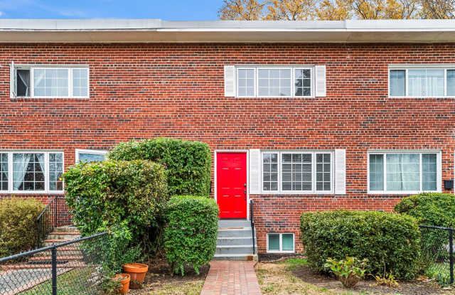 3 Level Renovated Townhouse in Old Town West - 433 Earl Street, Alexandria, VA 22314