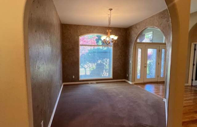 Luxurious Living on the Greens: Stunning 3-Bedroom Rental Home Overlooking Creekside Golf Course Gallery 4