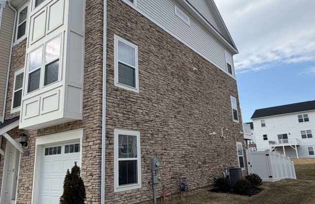 10933 Drummond Pl Gallery 3
