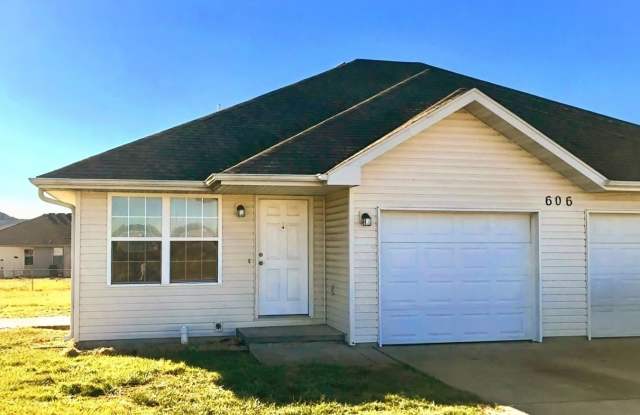 Wonderful Duplex in Clever MO - Available Now photos photos
