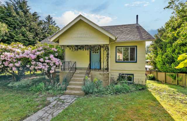 Custom-Built Charm in West Seattle | 4 Bed | 2 Bath | Spacious Yard  Daylight Basement photos photos