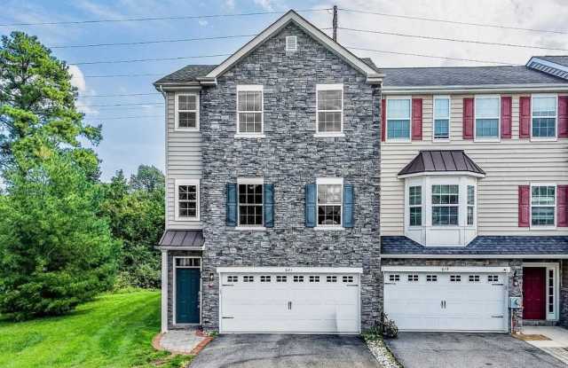Spacious 3BR Townhome in Newark Gallery 1