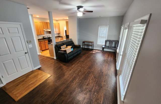 Room in 3 Bedroom Home at 901 Hall St Gallery 4