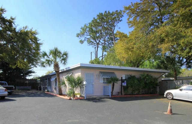 106 Floral Drive #C - 106 Floral Dr, Lake Magdalene, FL 33613