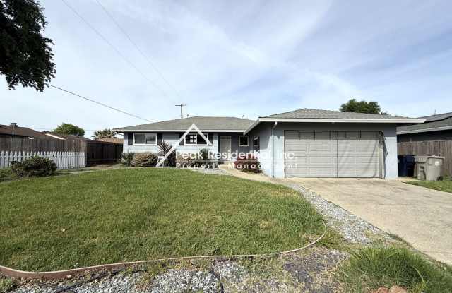 A Charming 3bd/2ba Sacramento House with Fenced Backyard photos photos