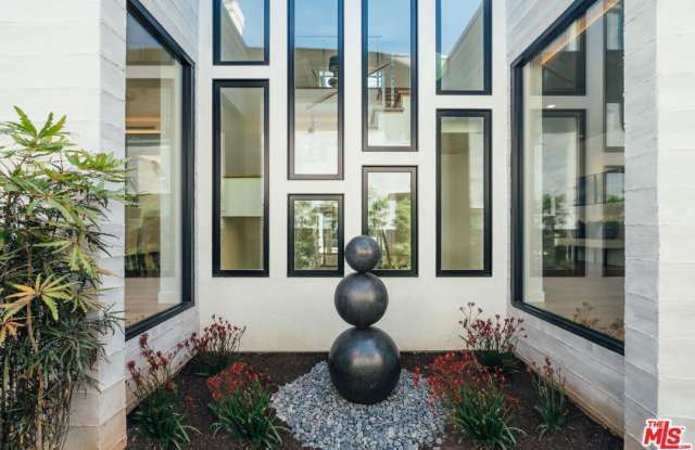247 20TH Street Gallery 2