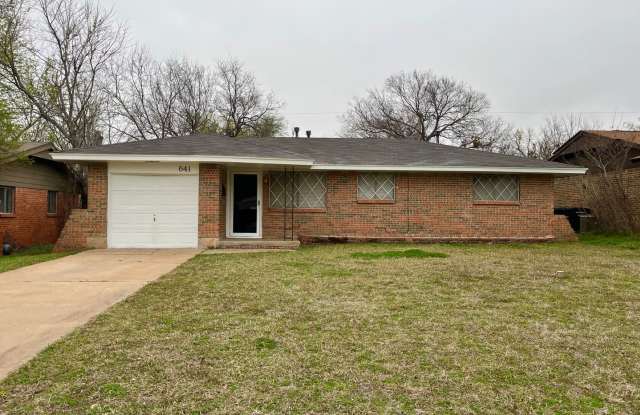 Charming Moore Home with Big Backyard! photos photos