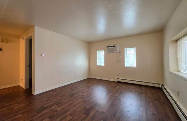 *AVAILABLE NOW* Garden Level Unit-On Site Laundry, Off Street Parking Gallery 3