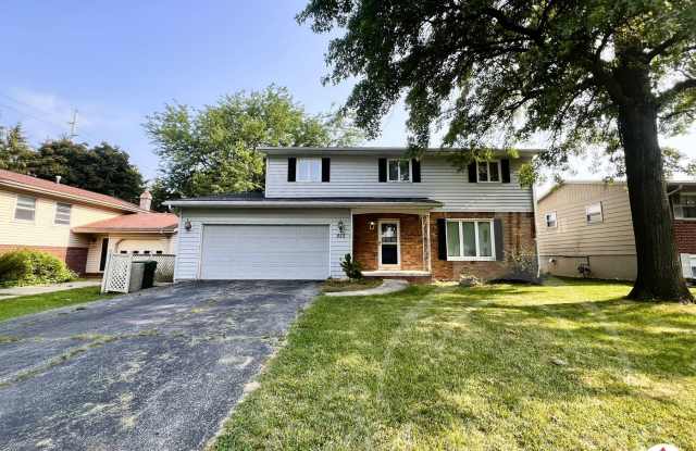 Beautiful Bowling Green 4 bed, 2.5 bath home - 852 Standish Drive, Bowling Green, OH 43402