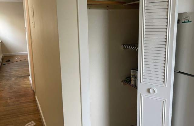 FREE MONTH Spacious Sunny 1 School building Conversion Utilities included NO Fee Students ok 1 Free month Gallery 3