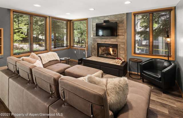 135 Carriage Way unit: 10 photos photos