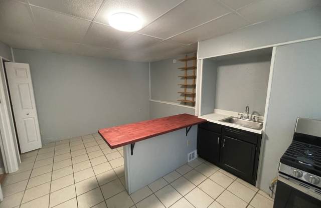 Updated 2 bedroom house for rent in the South Side ! Gallery 4