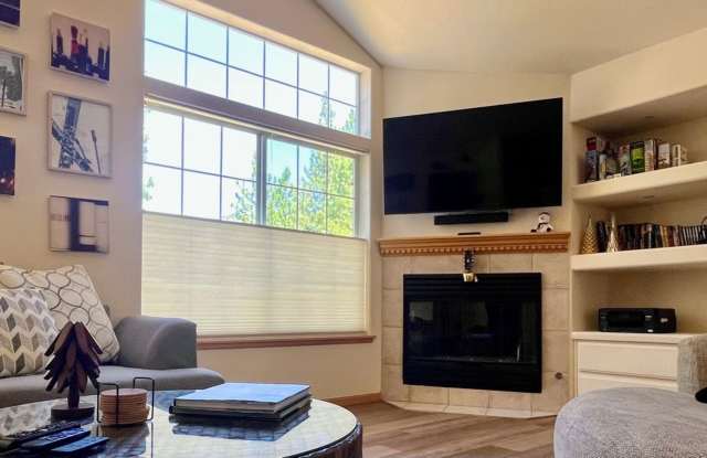 Large upscale home with large garage Gallery 3