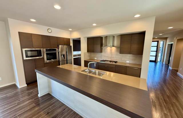 Stylish 4-Bed, 4-Bath Luxury Home Gallery 4