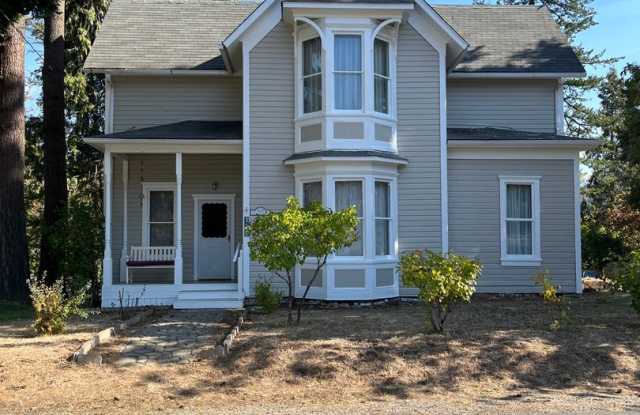 2 story, 4 bedroom 1 bathroom home in Canyonville. photos photos
