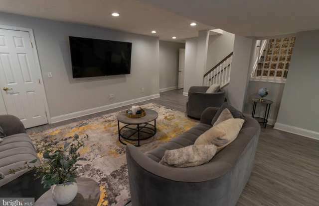 2428 PIMPERNEL Drive Gallery 3