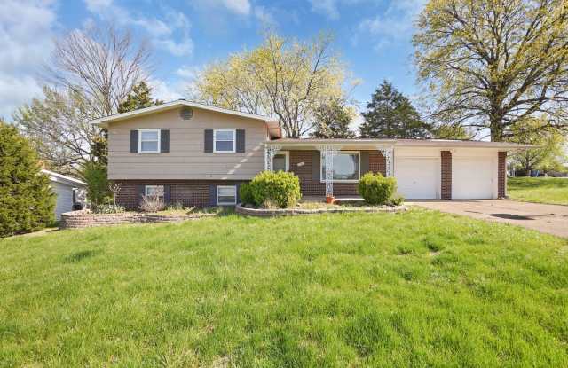 Spacious 4-Bedroom Home Near STL Airport in Bridgeton, MO photos photos