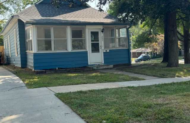 Nice affordable single family home with garage! - 203 Astor Street, Des Moines, IA 50316