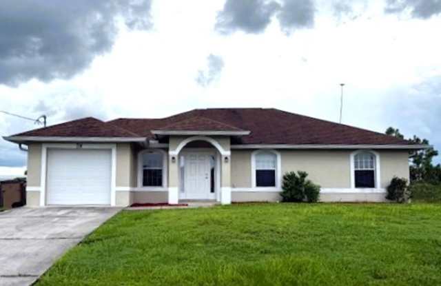 Spacious 3 Bed / 2 Bath Home in the Heart of Lehigh Acres photos photos