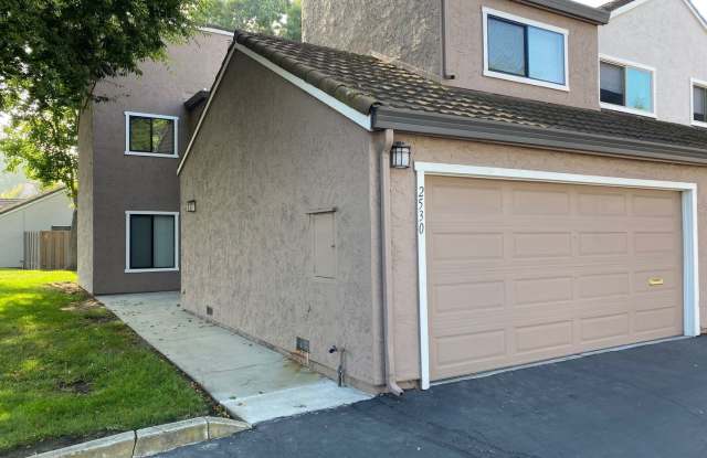 Sharp and Modern 3 Bedroom 2.5 Bath Santa Clara Townhouse! - 2530 Hawkington Court, Santa Clara, CA 95051