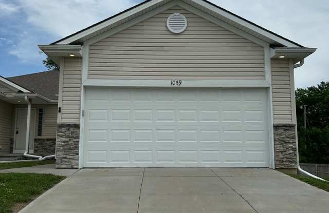 Spacious 4 Bedroom Duplex Near Village Pointe photos photos