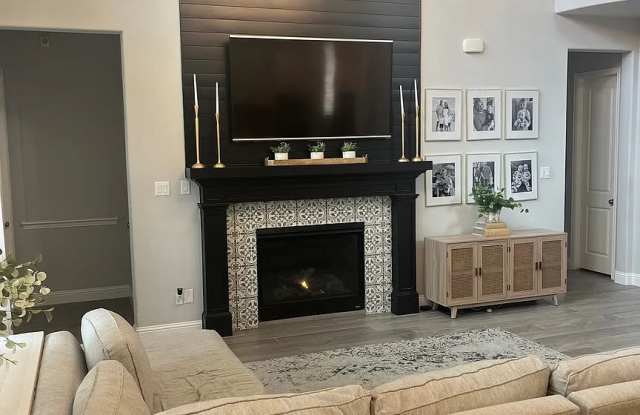 1940 Thorncliffe Lane photos photos