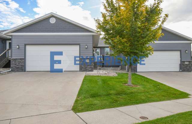 Spacious 3BR Townhome on Quiet Cul-de-Sac! Gallery 3
