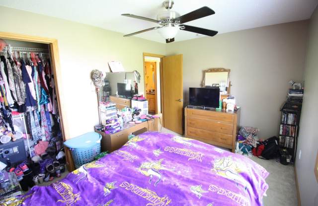 Beautiful 4 Bedroom/2 Bathroom Home In Shakopee-AVAILABLE 7/1 photos photos