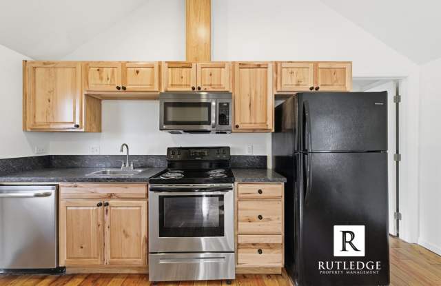 Cozy 2 Bedroom, 1 Bath in the Heart of Medford photos photos