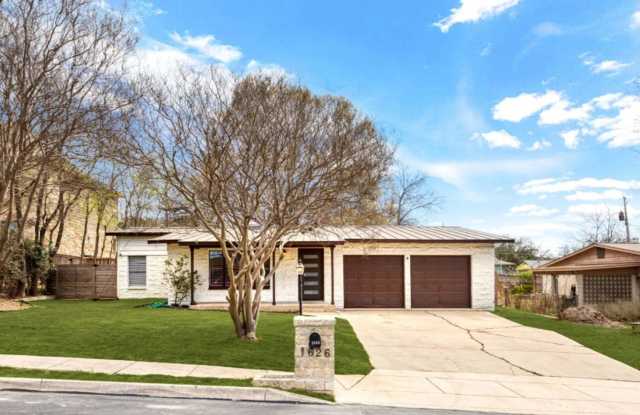 Charming 3-Bedroom Home with Sunroom and Spacious Backyard Gallery 3