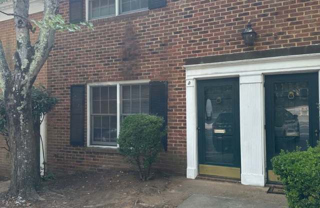 Spacious Townhome! 2 bedroom/2 1/2 bath . Gallery 3