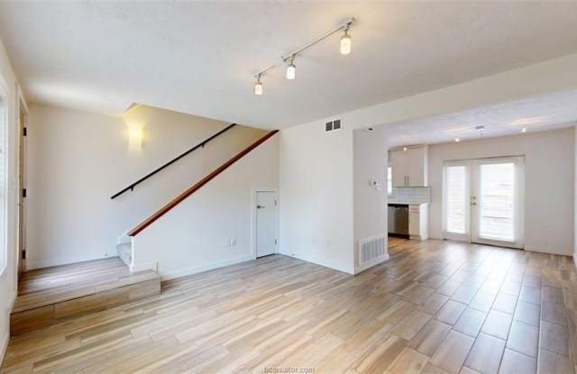 507 Boyett Street Gallery 2