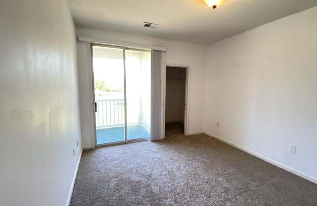SPECIAL!  2 Bedroom/2 bath Condo; 1/2 off rent second month Gallery 3