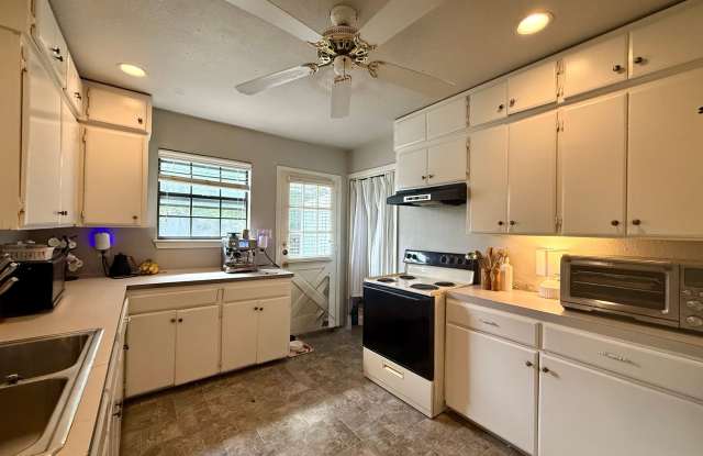 4/3 Home in Clarksville! Incredible location! Available for mid-July! Gallery 4