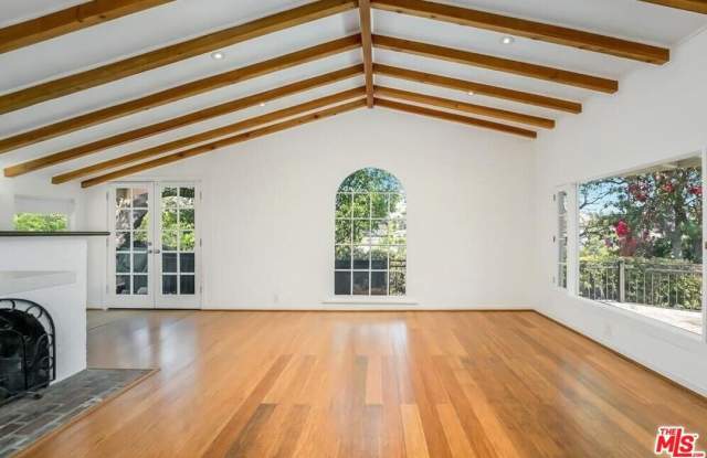 2431 N Gower St photos photos