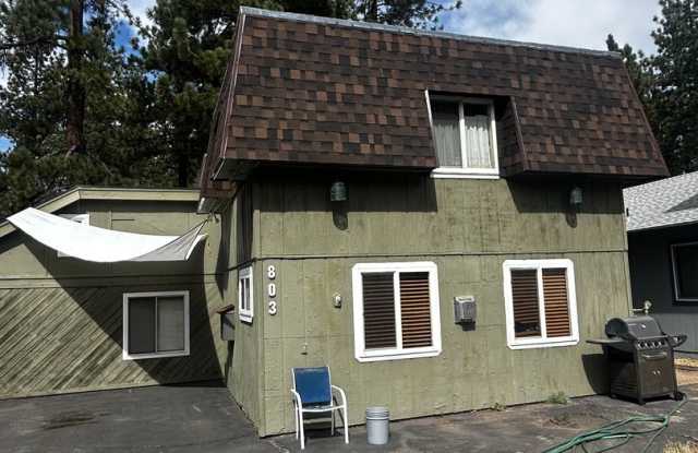 Comfortable 2 Bedroom Just Steps to the Lake! Gallery 1